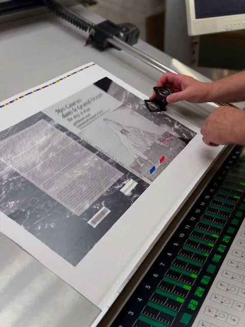 Contrôle des couleurs sur une feuille de tirage imprimée dans l'atelier de l'Imprim à Apt
