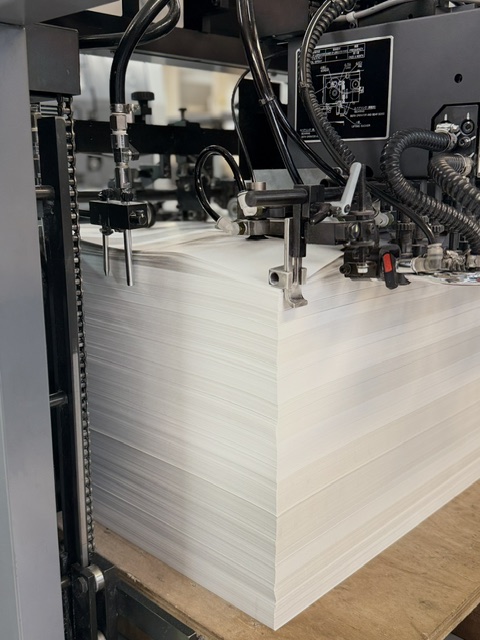 Papier entrant dans une presse d'impression offset chez L'Imprim à Apt