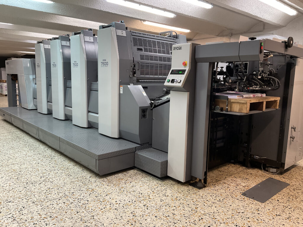 Presse offset RMGT LED UV dans l'atelier de L'Imprim à Apt