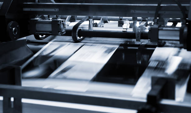Presse d'impression en fonctionnement dans un atelier d'imprimerie